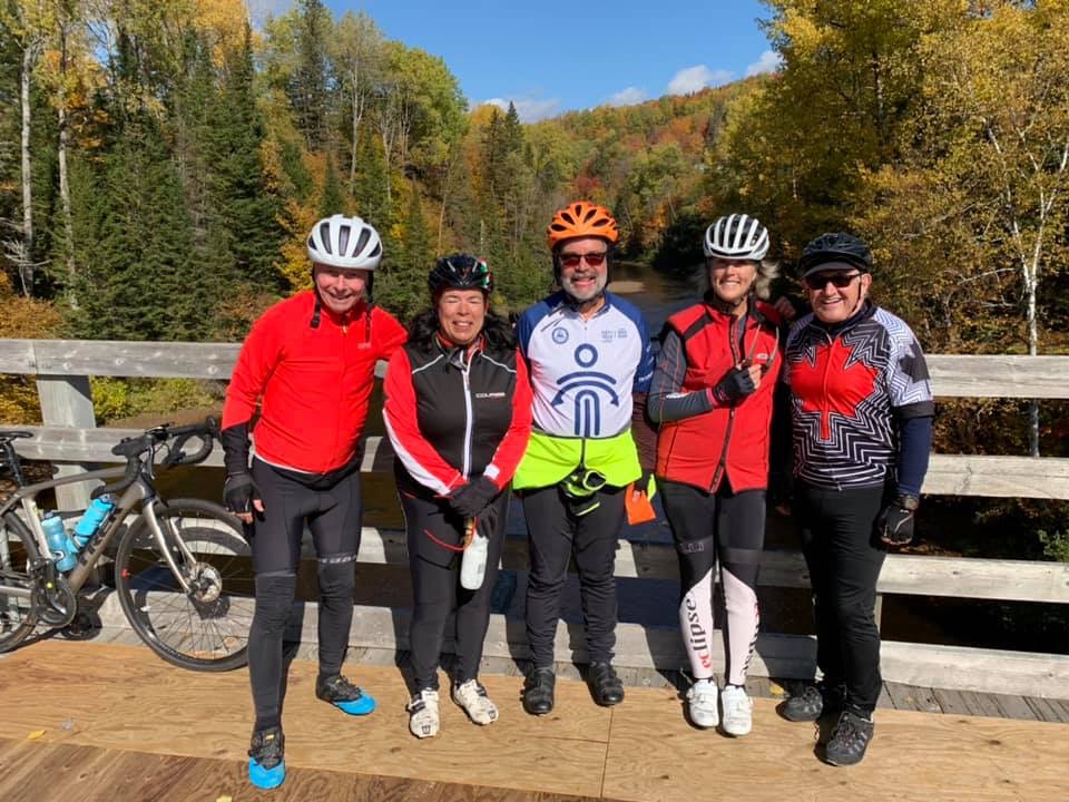 Les cyclistes de Vélo 3 plateaux se fondent dans le décor automnal des Laurentides Club de vélo